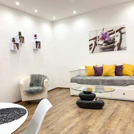 Lux Apartment Wina Bagian luar foto
