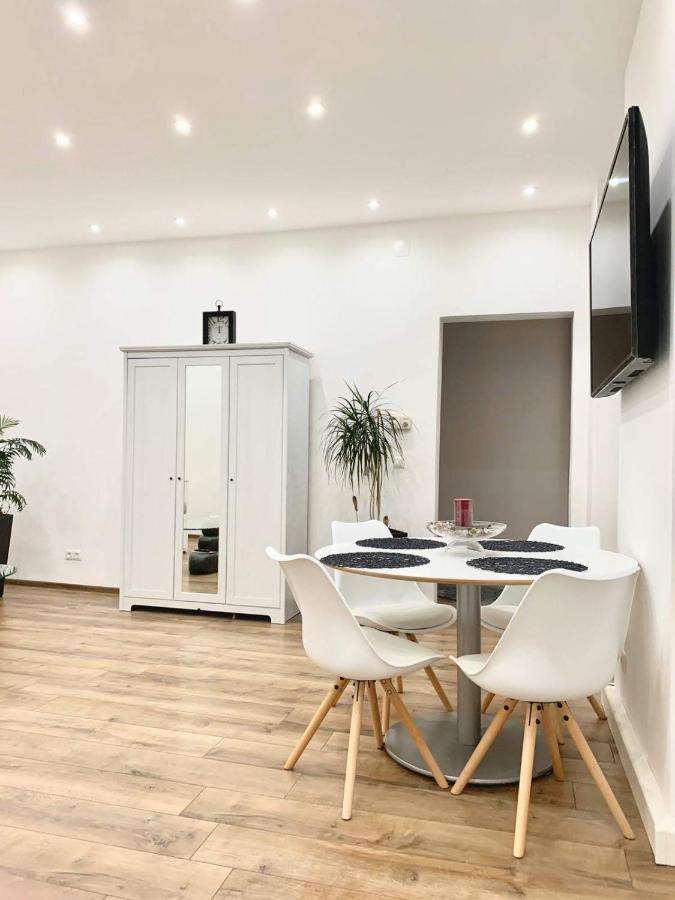 Lux Apartment Wina Bagian luar foto