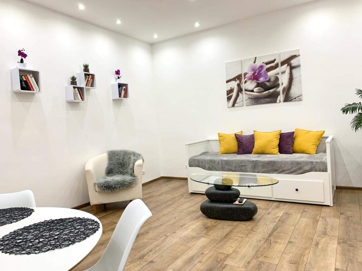 Lux Apartment Wina Bagian luar foto